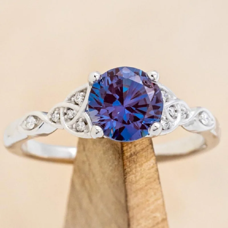 "AIFE" - CELTIC KNOT DESIGNED ENGAGEMENT RING WITH A ROUND CUT LAB-GROWN ALEXANDRITE