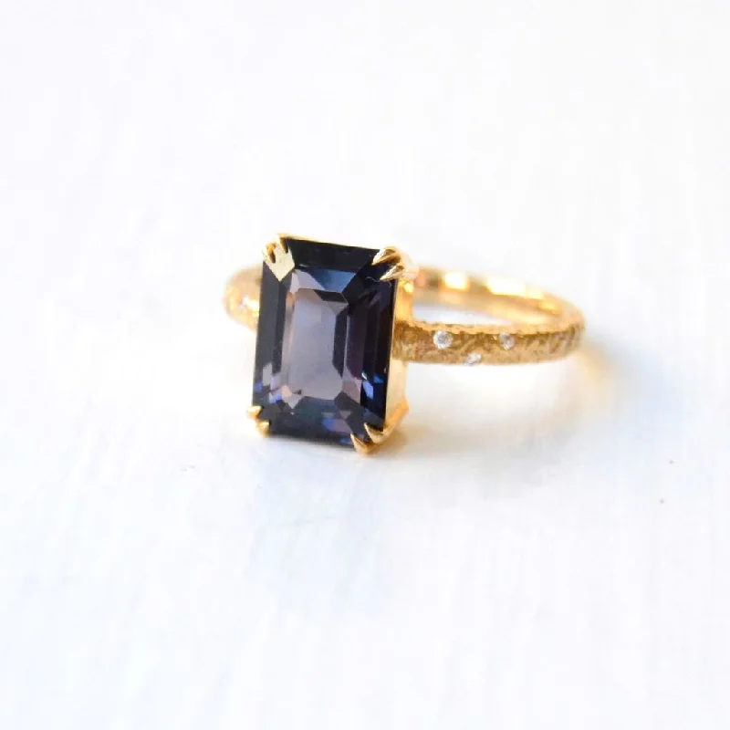 Anduru 18K Gold Ring w. Diamonds & Spinel