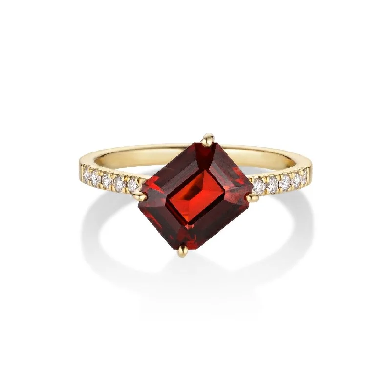 Ratu 18K Gold Ring w. Diamonds & Garnet