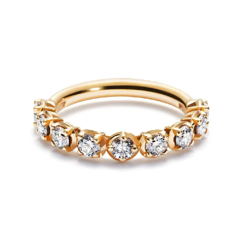 Band 18K Gold Ring w. Diamonds