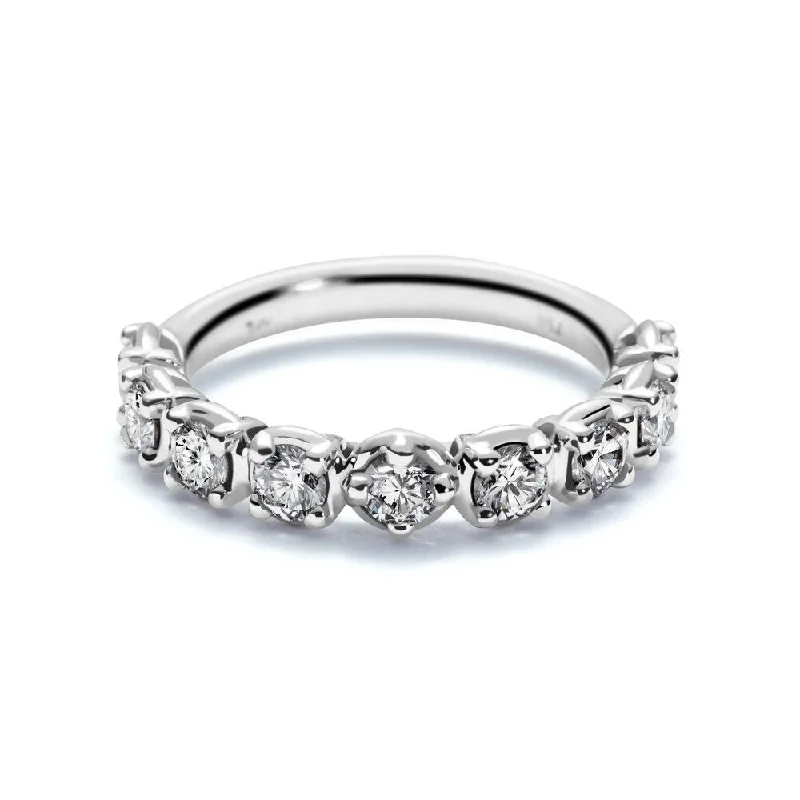 Band 18K White Gold Ring w. Diamonds